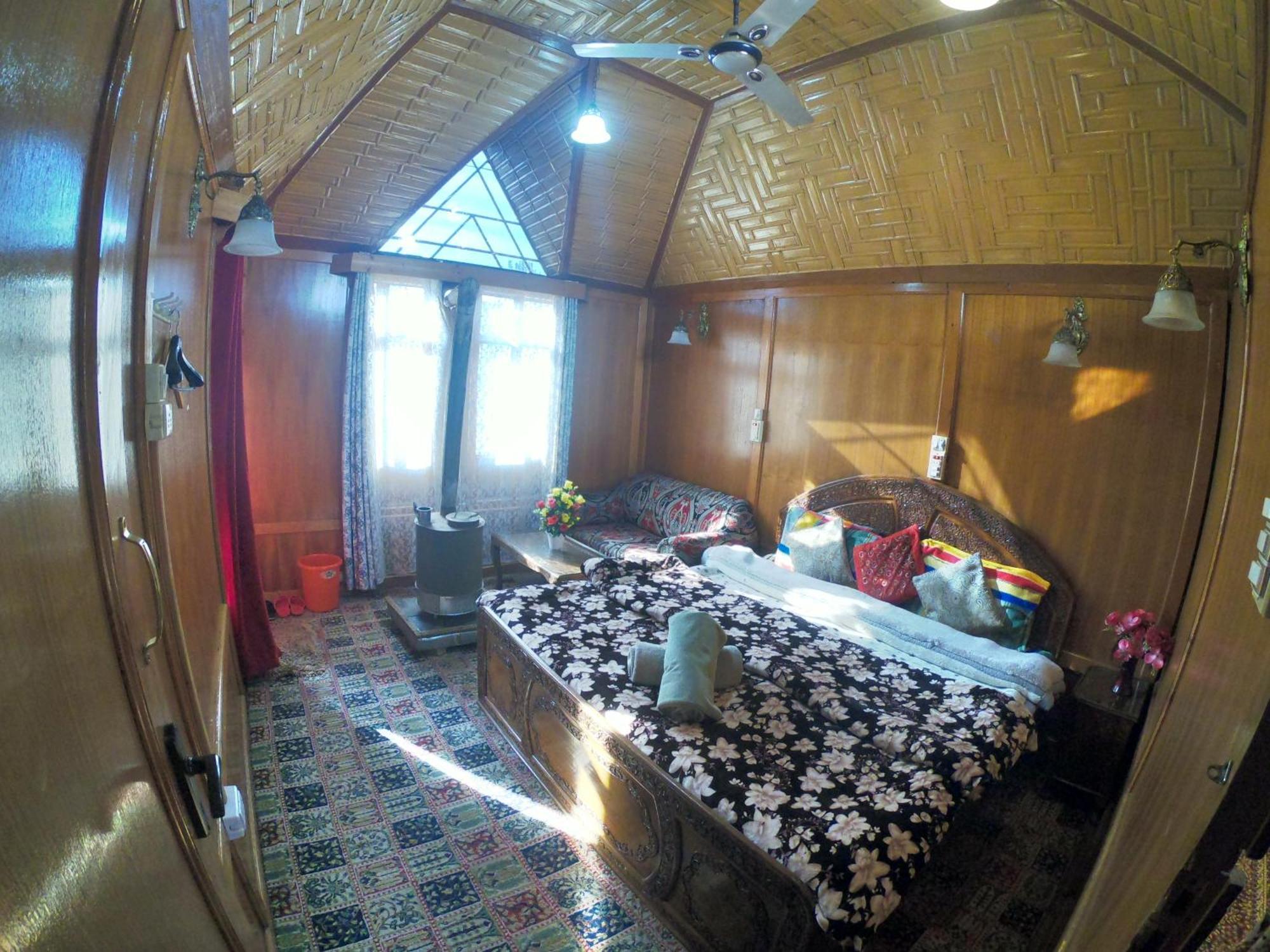 Goona Palace Houseboats Сринагар Экстерьер фото