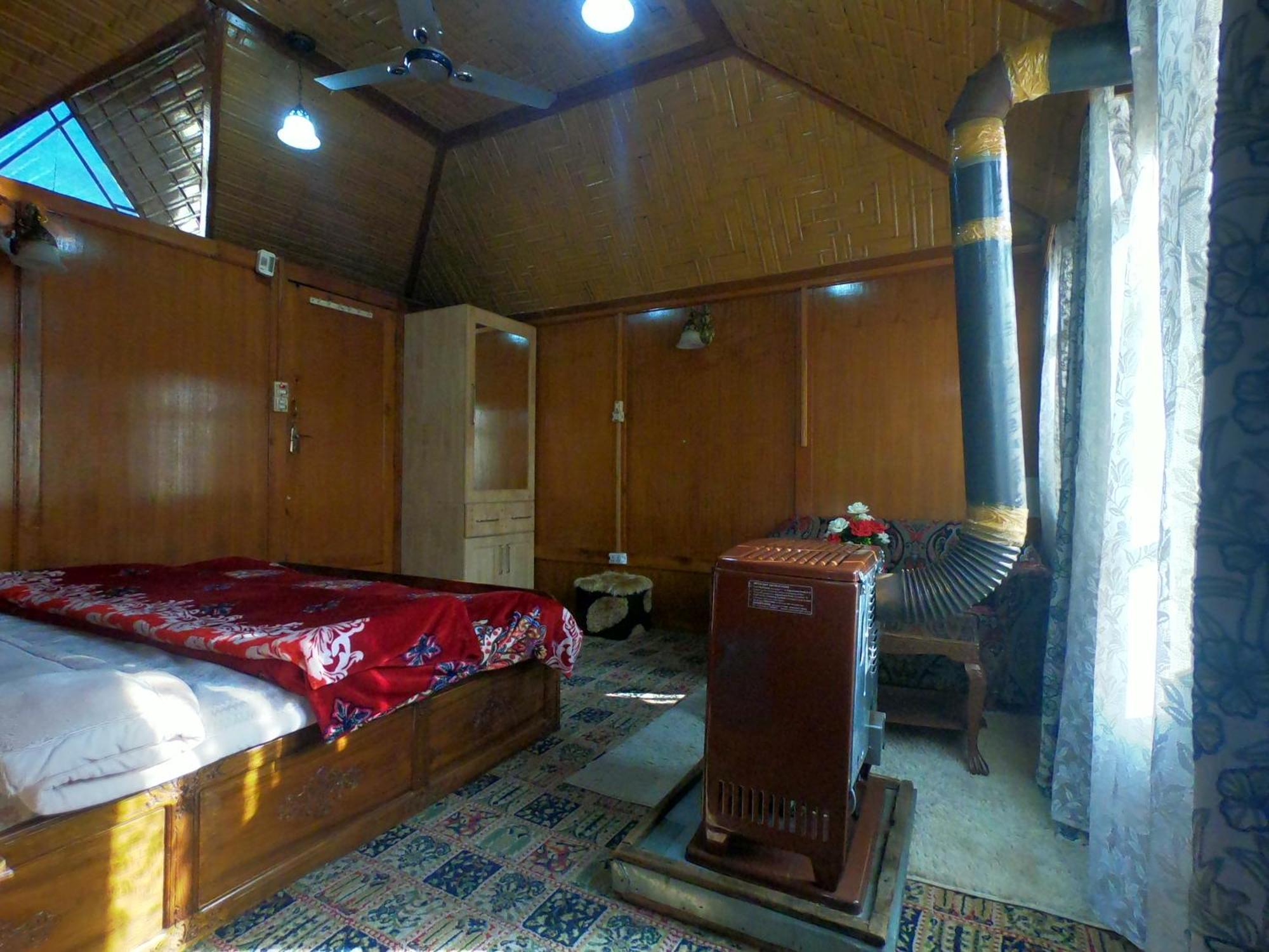Goona Palace Houseboats Сринагар Экстерьер фото