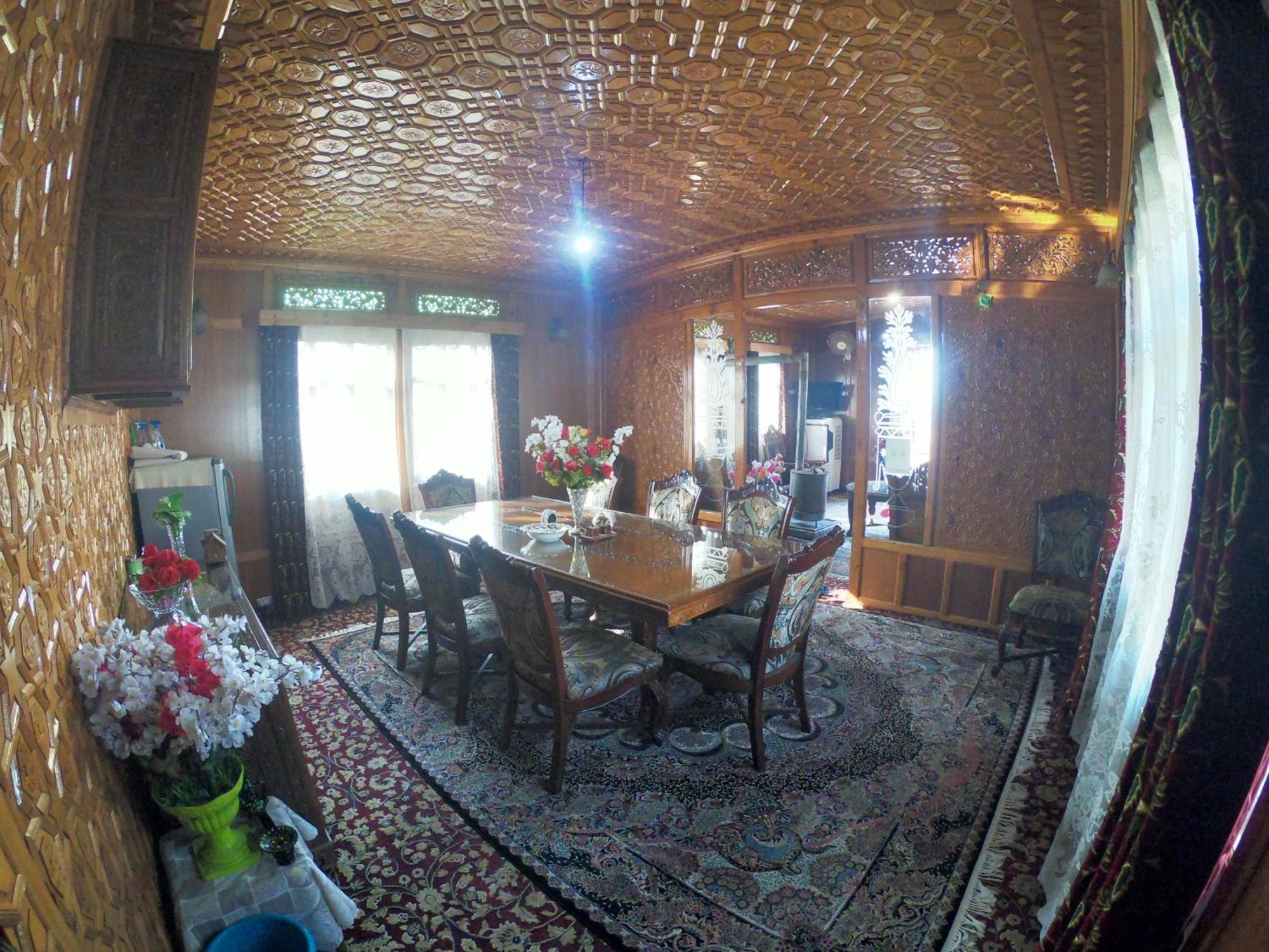 Goona Palace Houseboats Сринагар Экстерьер фото