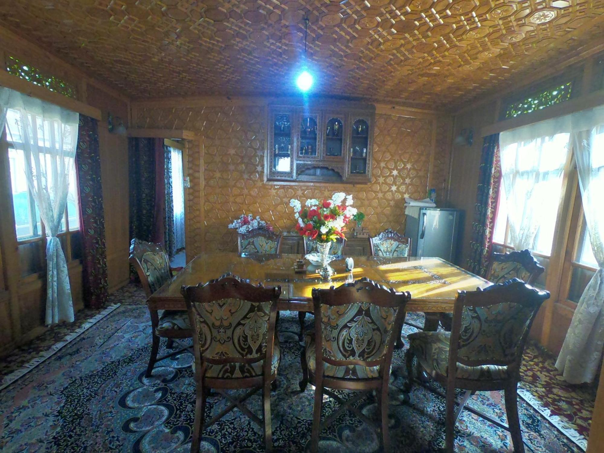 Goona Palace Houseboats Сринагар Экстерьер фото
