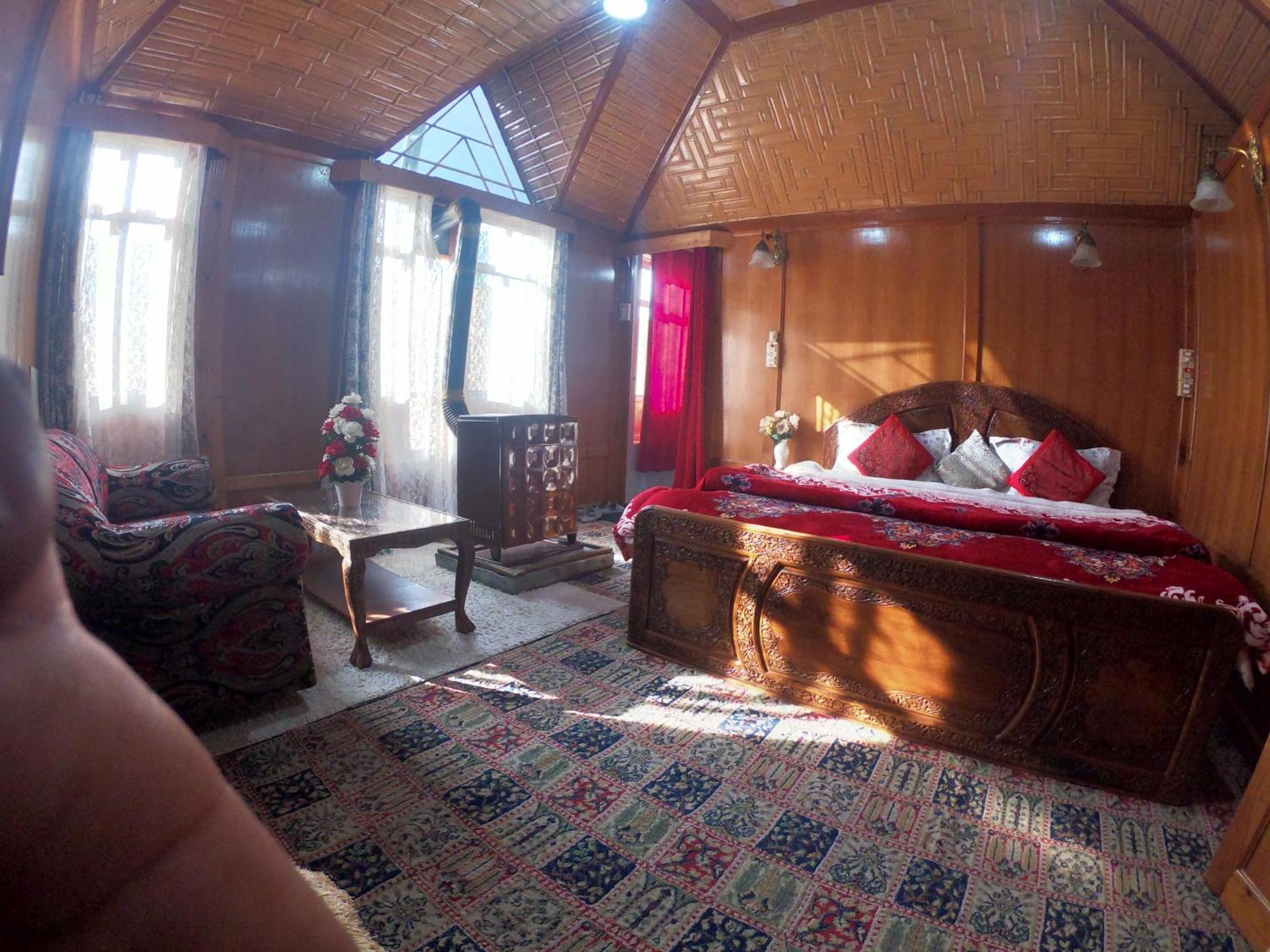 Goona Palace Houseboats Сринагар Экстерьер фото