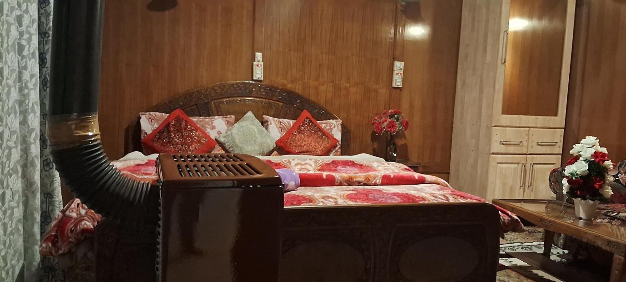 Goona Palace Houseboats Сринагар Экстерьер фото
