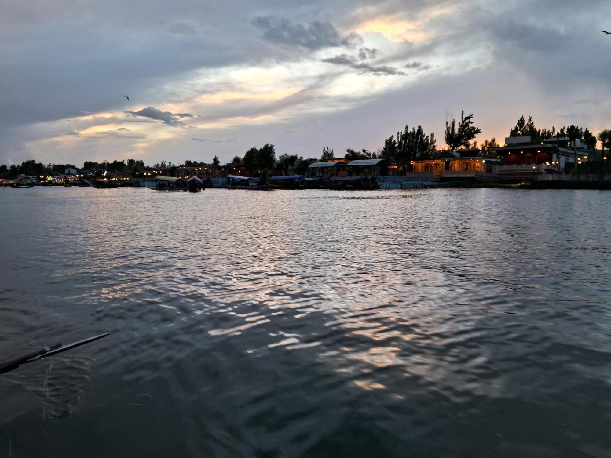Goona Palace Houseboats Сринагар Экстерьер фото