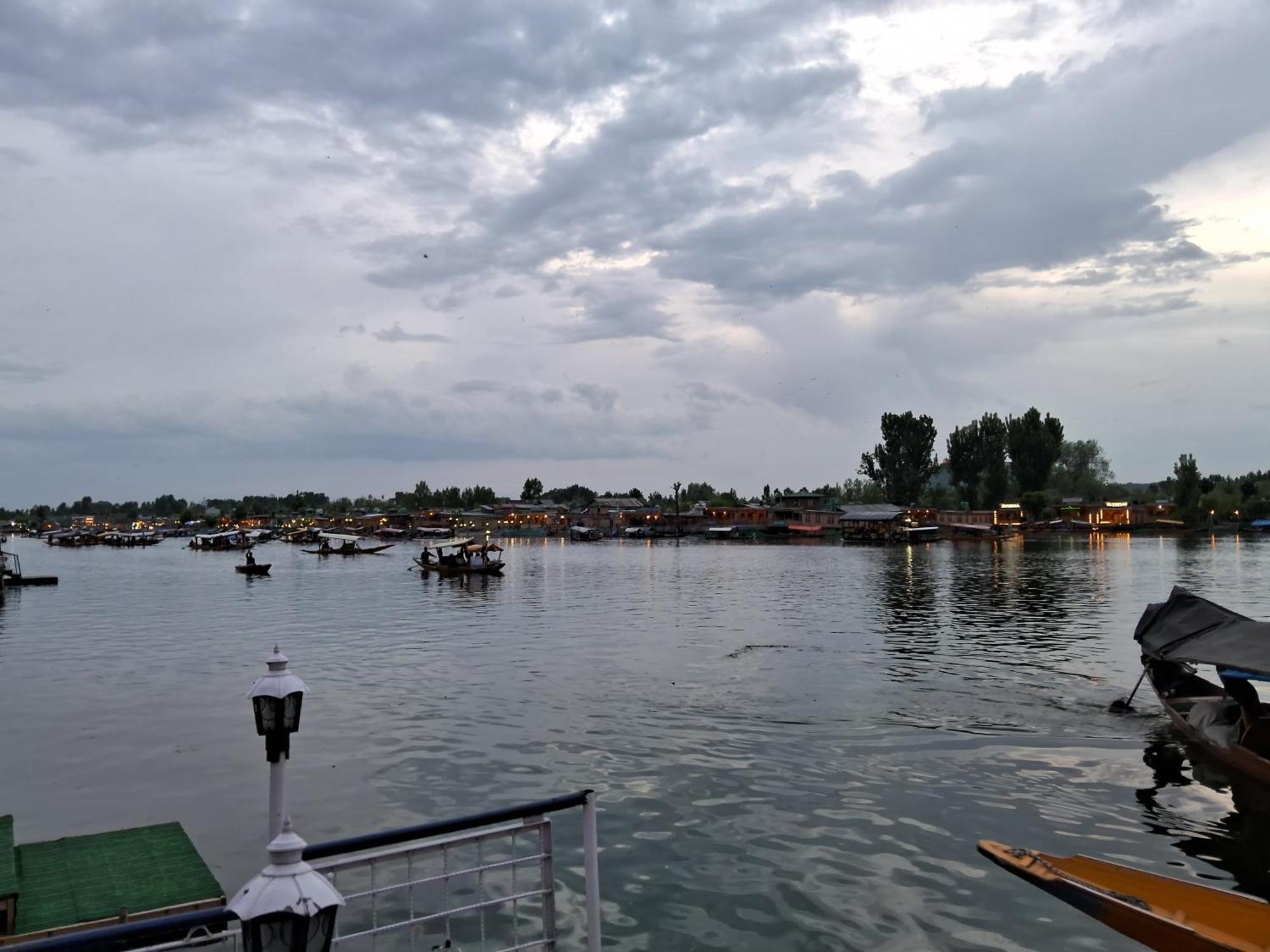 Goona Palace Houseboats Сринагар Экстерьер фото