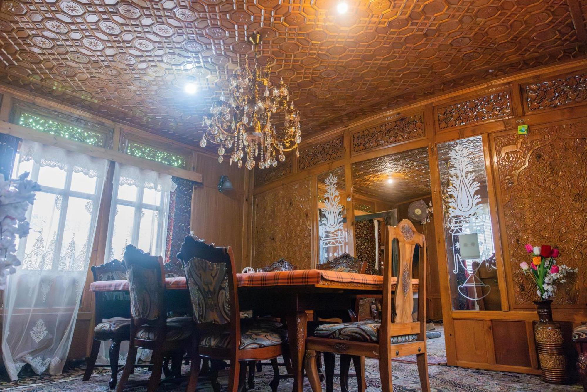 Goona Palace Houseboats Сринагар Экстерьер фото